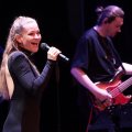 «От всей души» под дождём: Юлия Пересильд пела, губернатор Алексей Русских вышел с тростью