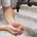 Ремонт водопровода в Мирном осложнен из-за труднодоступности места аварии