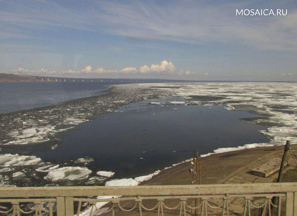 Волга впадает в каму. Волга впадает в Гудзон. Волга впадает в Каспийское море фото.