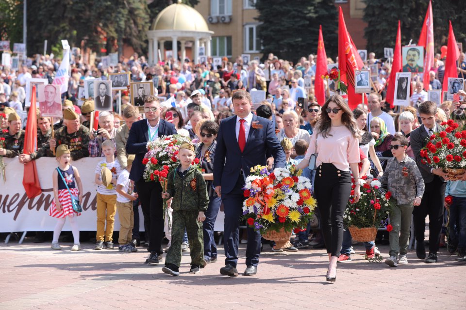 Салют в раменском на 9 мая 2024. Парад Новокузнецк. Парад в Миньяре. Парад в поселке Эльбане.