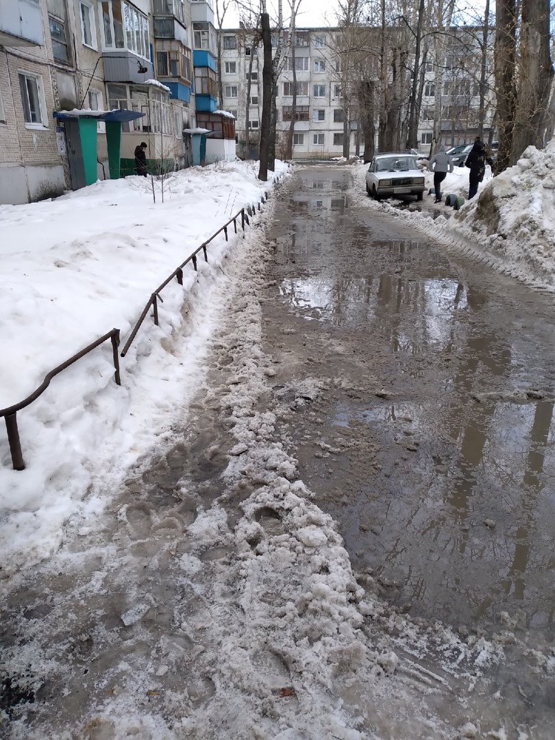 Лужа Ульяновск. Замерзшие лужи на тротуаре. Лужи в центре Ульяновска. Весенние лужи в Ульяновке. Ульяновск чп в контакте