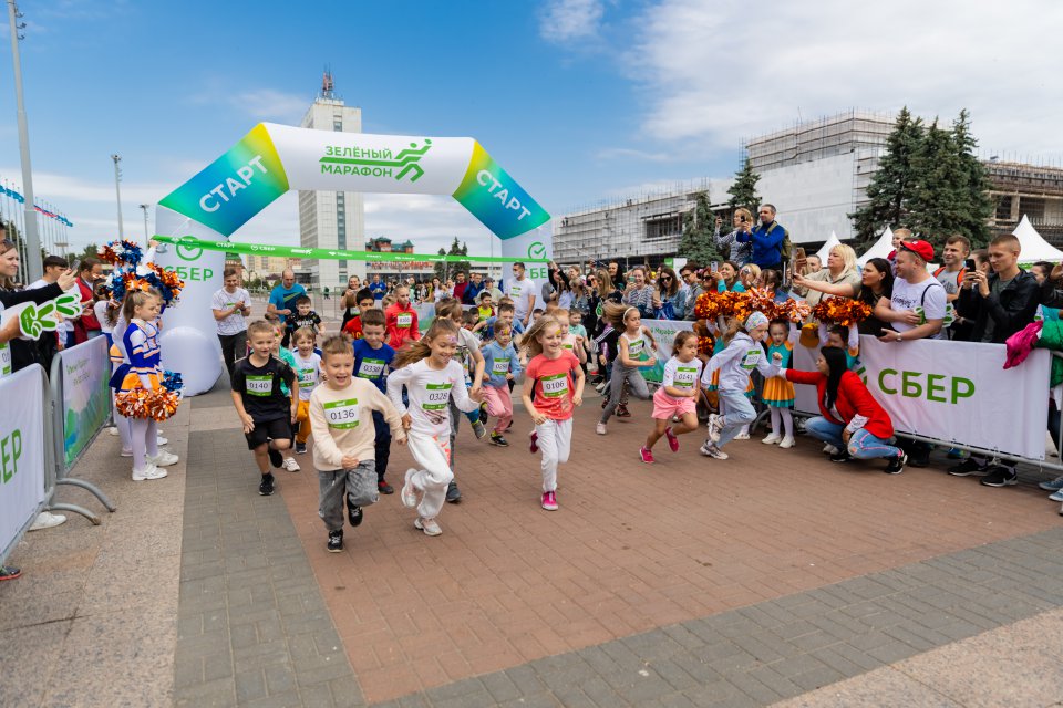 Старт бегуна в зеленом