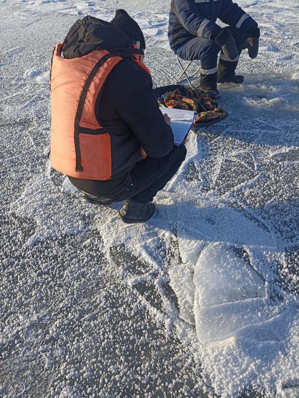 Запрет выхода на лед в саратове. Запрет выхода на лед. Толщина льда на Волге Ульяновск 2023. Лед из воздуха. Лед 3.