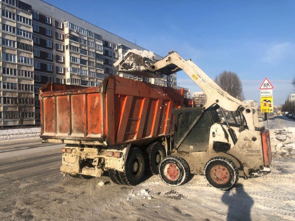 Откуда вывезли. Дорожники фото. Спецтехника для улиц. Дорожные работники. Выгнал на улицу асфальт.