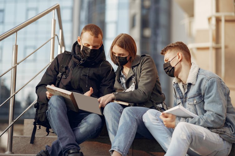 Ручки «пиши-стирай» и подсказки на пальцах: в Ульяновске принимали экзамены за взятки