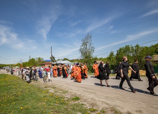 Сотни крестоходцев идут к Никольской горе в Ульяновской области