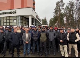 Бастующим строителям в Димитровграде пообещали погасить долги по зарплате  