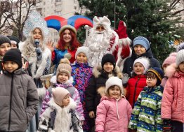 Дед Мороз, елка и торт: как ТЦ «Гранд» отметил свой день рождения