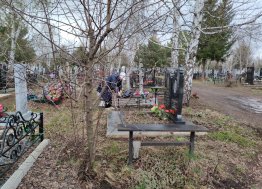 Радоница в Ульяновске: мокрый снег, забитые автобусы и затор у кладбища