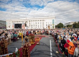 На Соборную площадь в Ульяновске пришли около тысячи православных