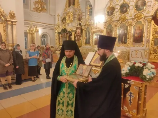 В Ульяновске поклонились Поясу Богородицы: святыню перевезли в Самару
