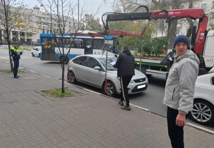 В центре Ульяновска эвакуировали шесть машин, мешавших движению автобусов