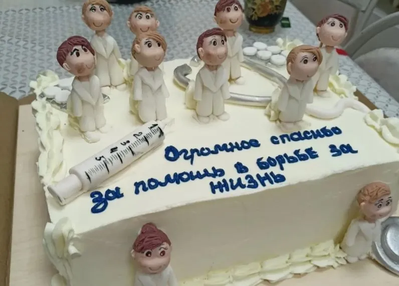 Торт с портретами: пациентка онкодиспансера в Ульяновске трогательно поблагодарила врачей