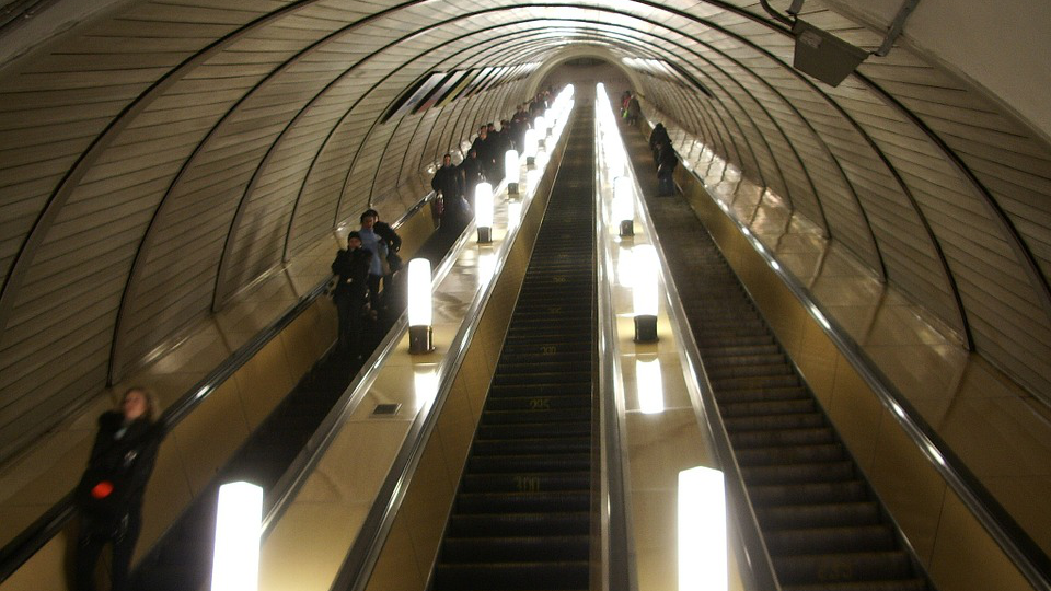 СМИ: Расписание пригородных электричек начали транслировать на экранах в московском метро
