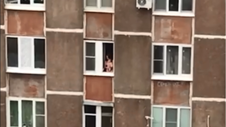 В подмосковной Лобне женщина «выгуливала» младенца в окно многоэтажки