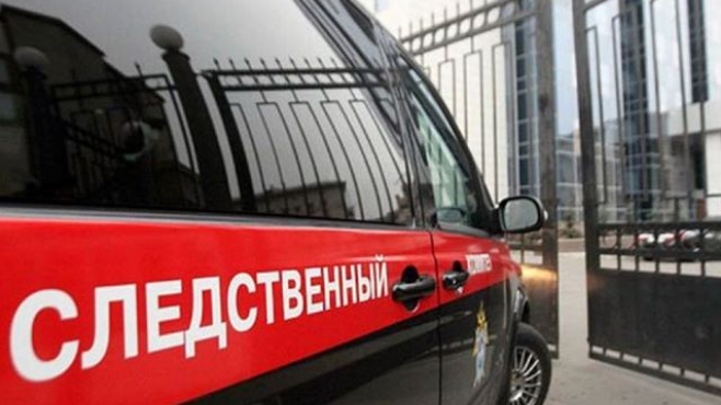 СК завел дело после падения женщины с дочкой с третьего этажа в Подмосковье