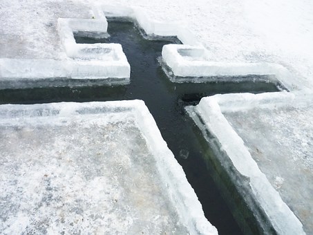 Роспотребнадзор проверит воду в местах крещенских купаний в Подмосковье