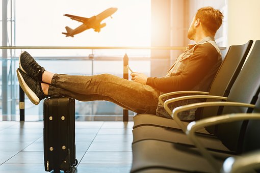 Подмосковные власти отменили запрет лежать на полу в аэропортах