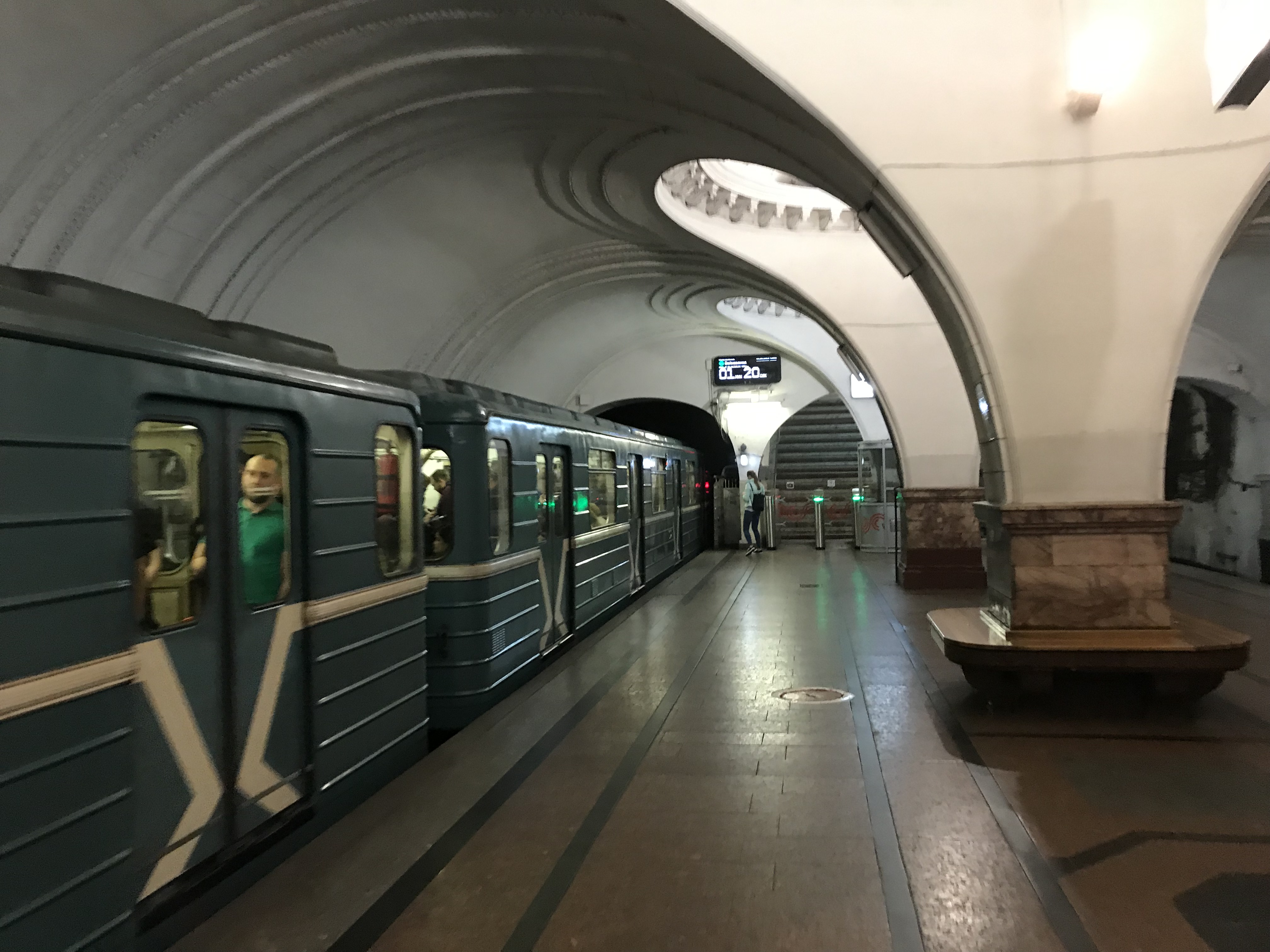 Четыре человека упали в Москве на рельсы метро за один день