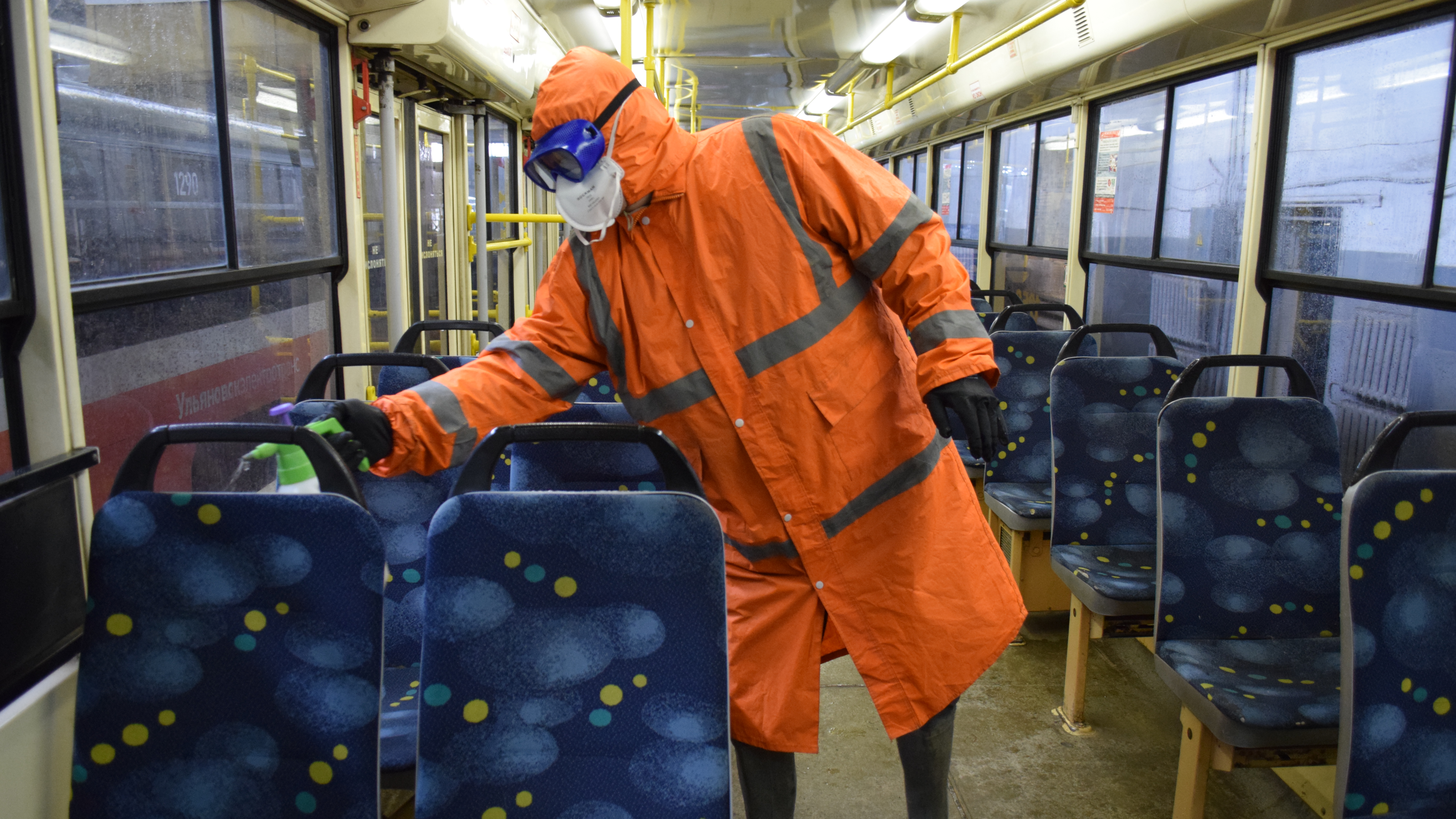 В Ульяновске из-за коронавируса специалисты дезинфицируют общественный транспорт