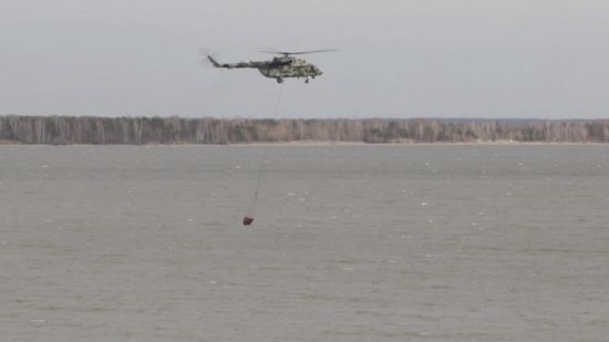 Вертолет Ми-8 ЦВО, борясь с пожаром в Инзенском районе, сбросил более 12 тонн воды