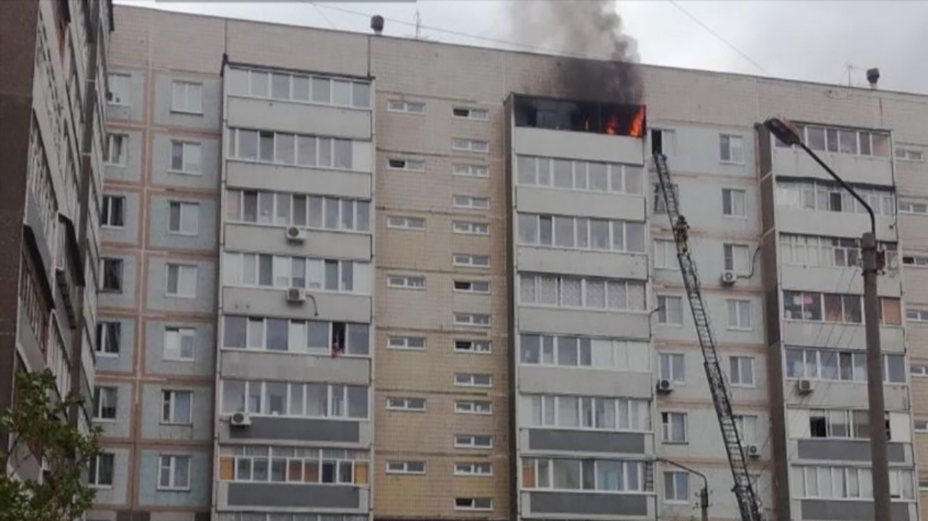 В ульяновском Засвияжье загорелась квартира. Пожарные спасли женщину и 4-летнего мальчика