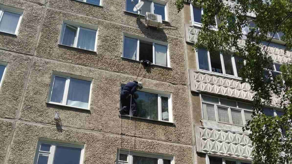Ульяновская пенсионерка потеряла ключи. Спасателям пришлось вскрывать окно в квартиру на третьем этаже