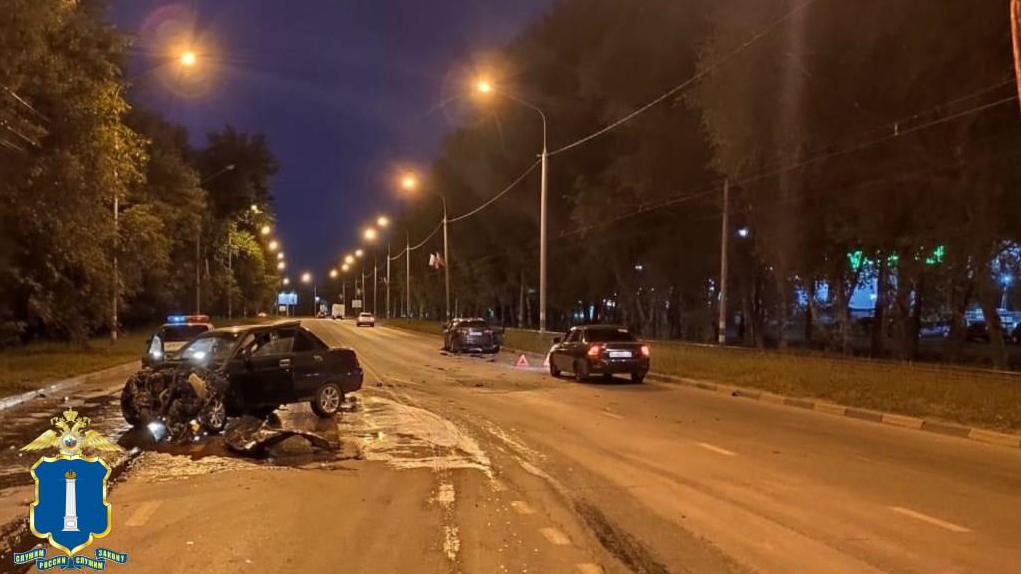 Воскресным вечером бесправный водитель легковушки стал причиной аварии в Ульяновске. Есть пострадавшие 