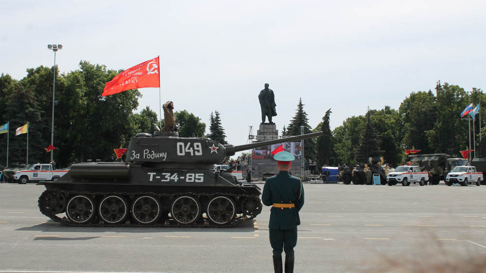 800 человек, военная техника и самолеты. В Ульяновске прошел грандиозный парад Победы