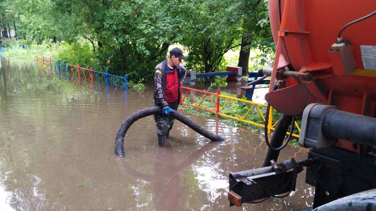 Неожиданный ливень. Откачка воды. Устранение последствий ливня. Откачка воды с разных баков. Откачка воды в Нижнем Новгороде.