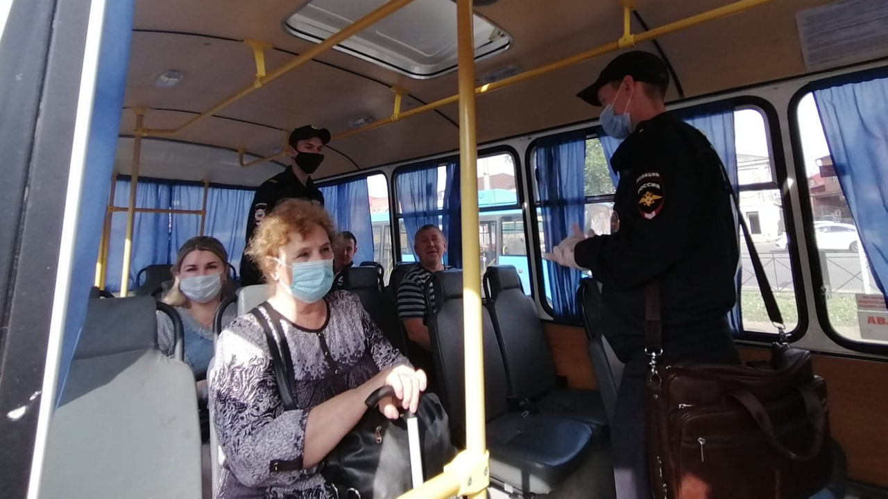 Во втором по величине городе Ульяновской области полицейские проверяют наличие масок у пассажиров автобусов
