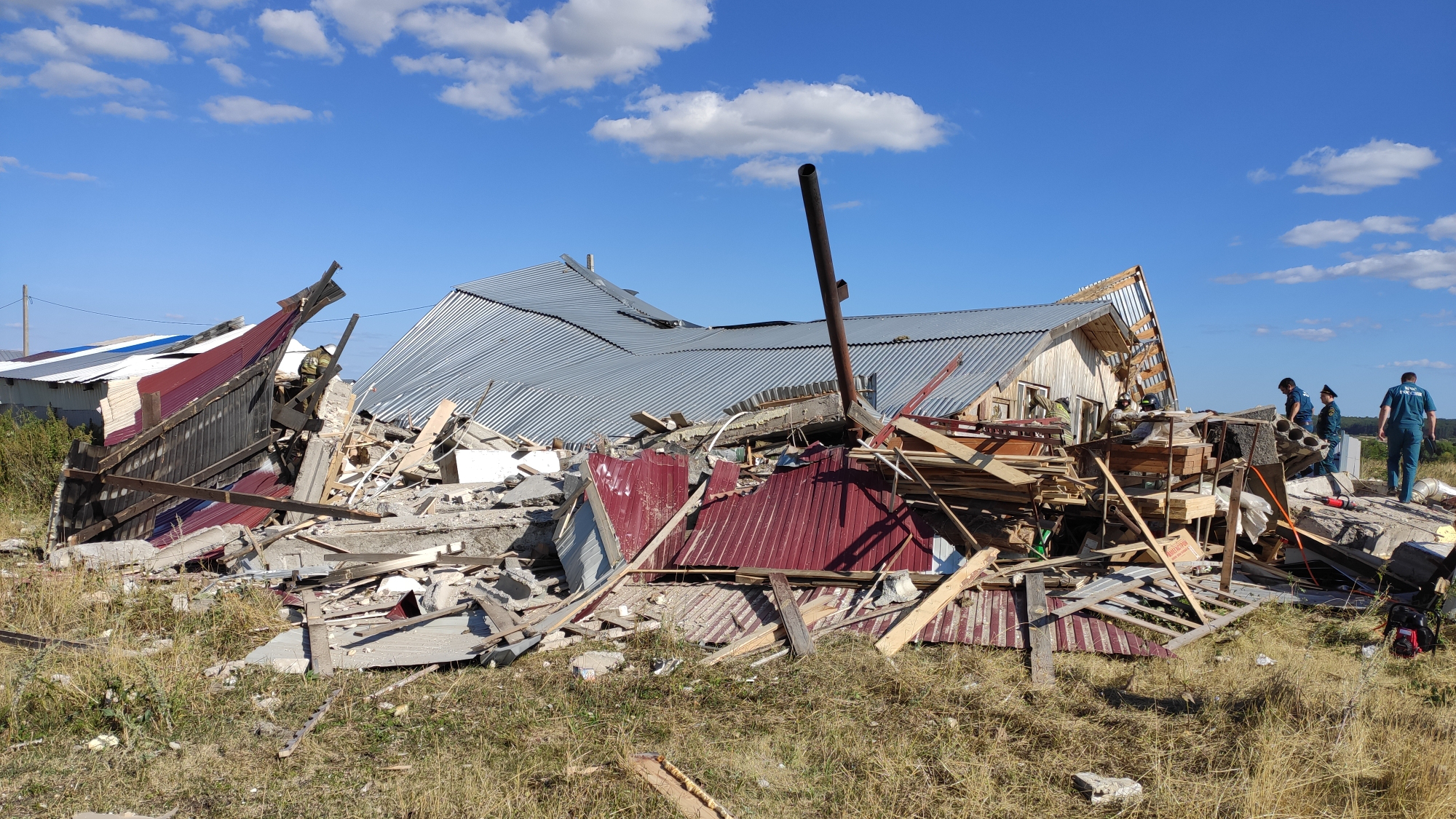 В ульяновском поселке на месте обрушенного дома всю ночь работали спасатели 