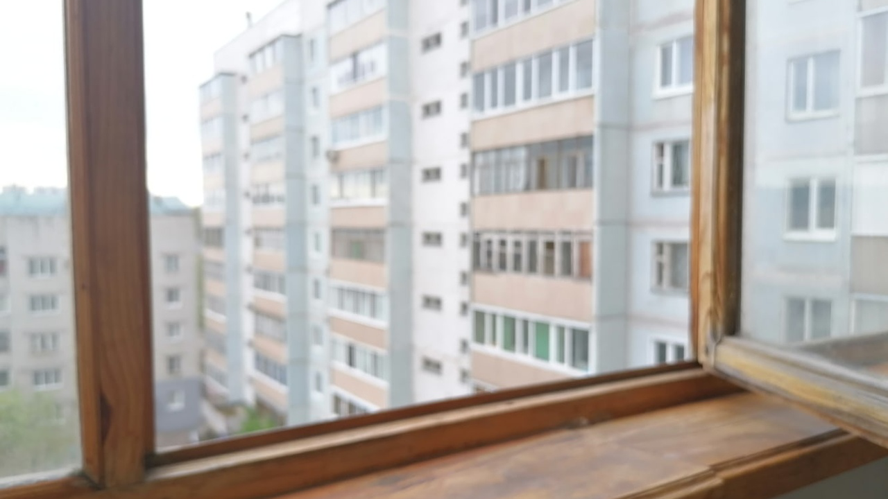 В Димитровграде под окнами дома обнаружили выпавшую с 9 этажа женщину с психическим заболеванием