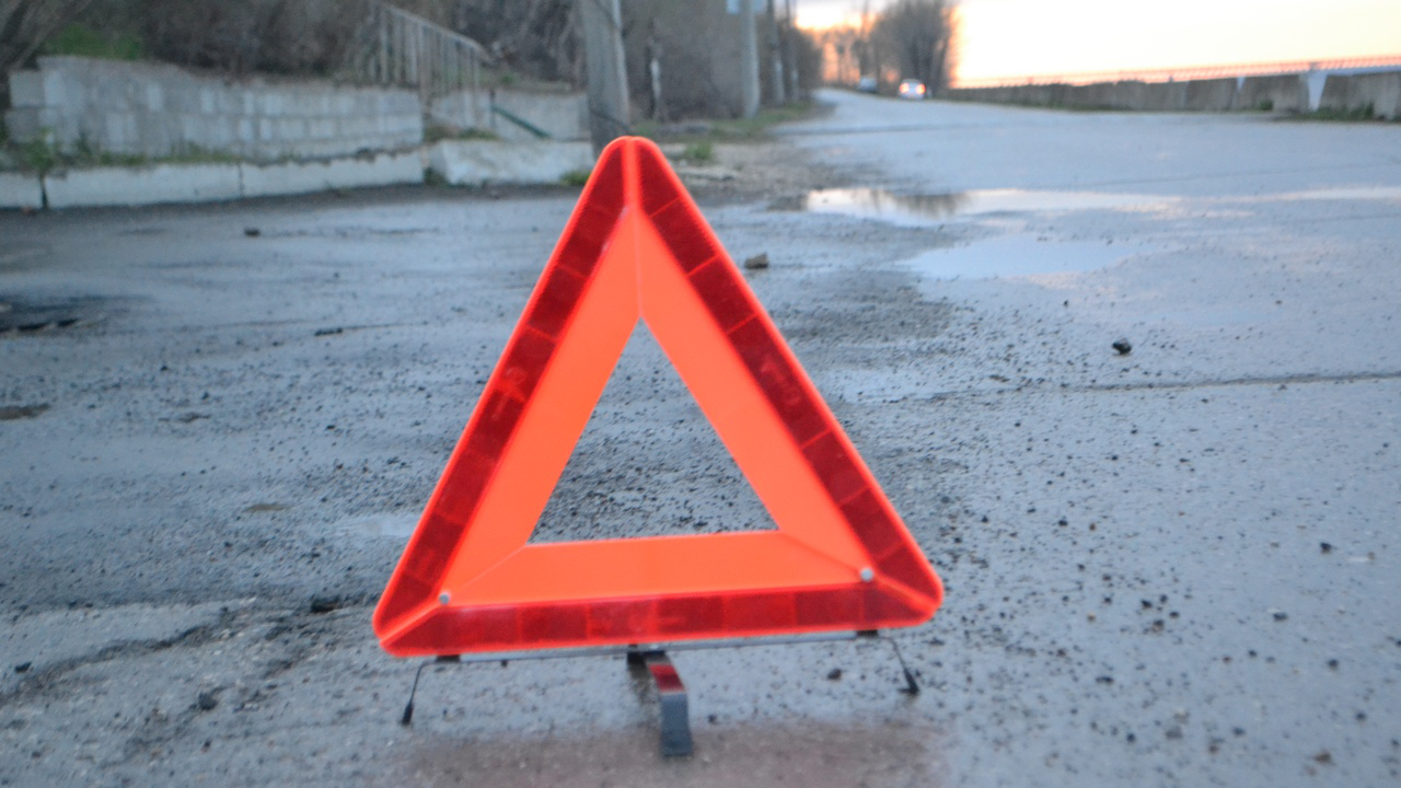 В Засвияжье Ульяновска бесправный водитель легковушки протаранил грузовик, забор и припаркованную машину