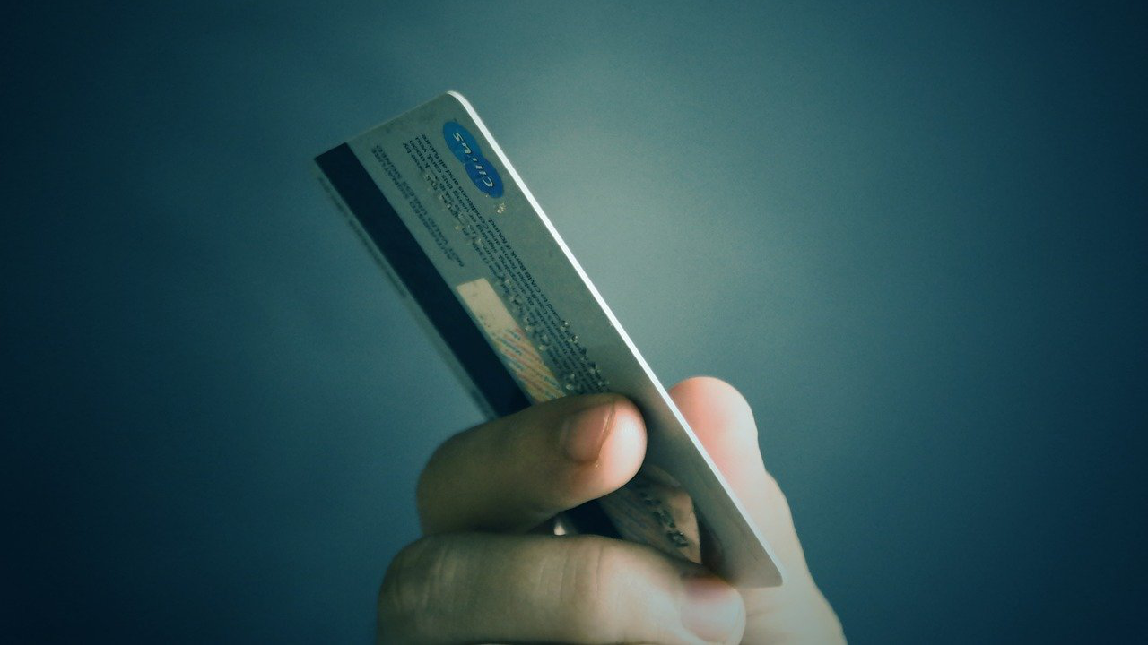 Житель Ульяновска нашёл банковскую карту в подъезде и отправился по магазинам тратить деньги