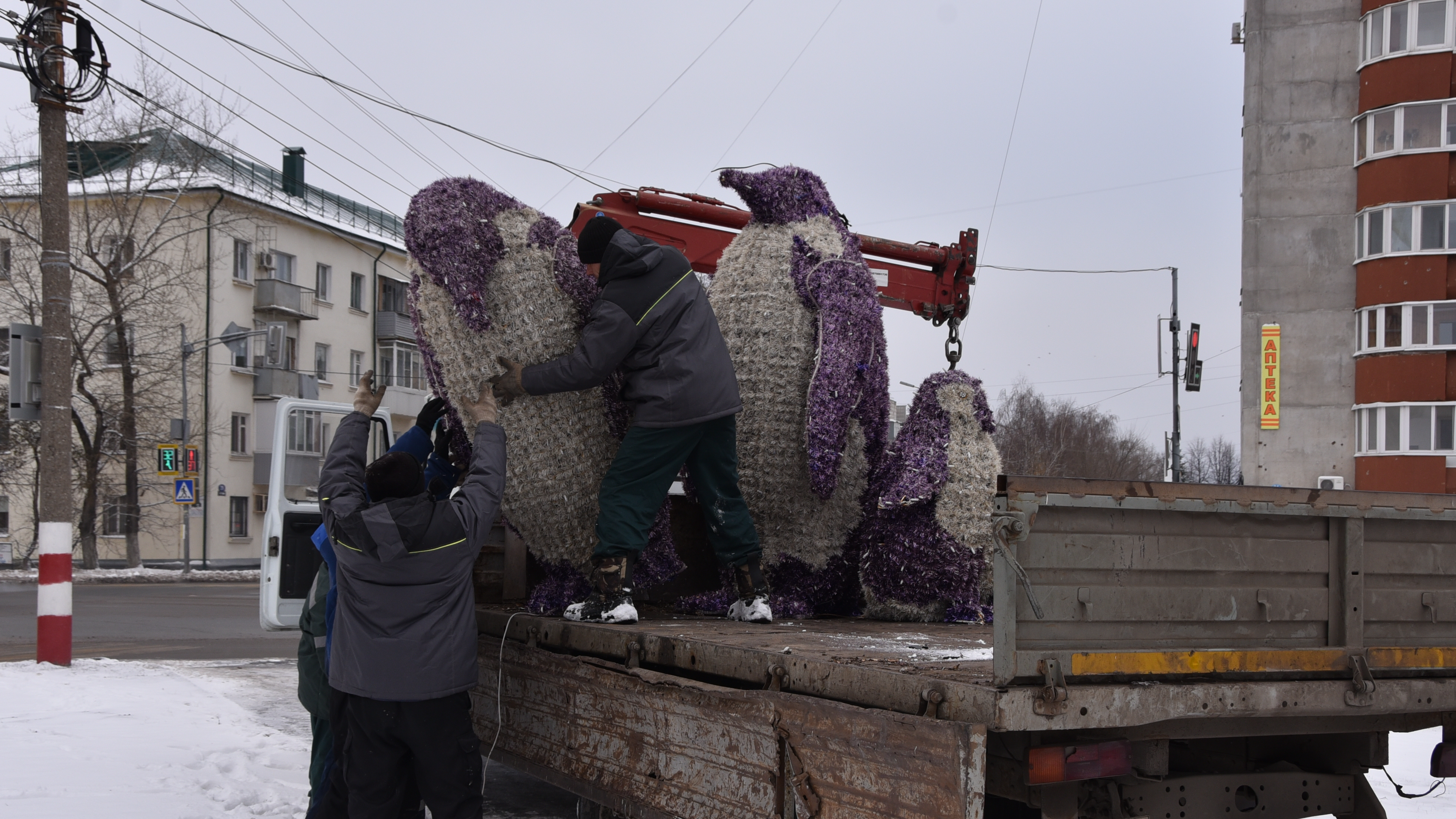 Пингвины, маска, шар. Ульяновск начал преображаться в преддверии Нового года