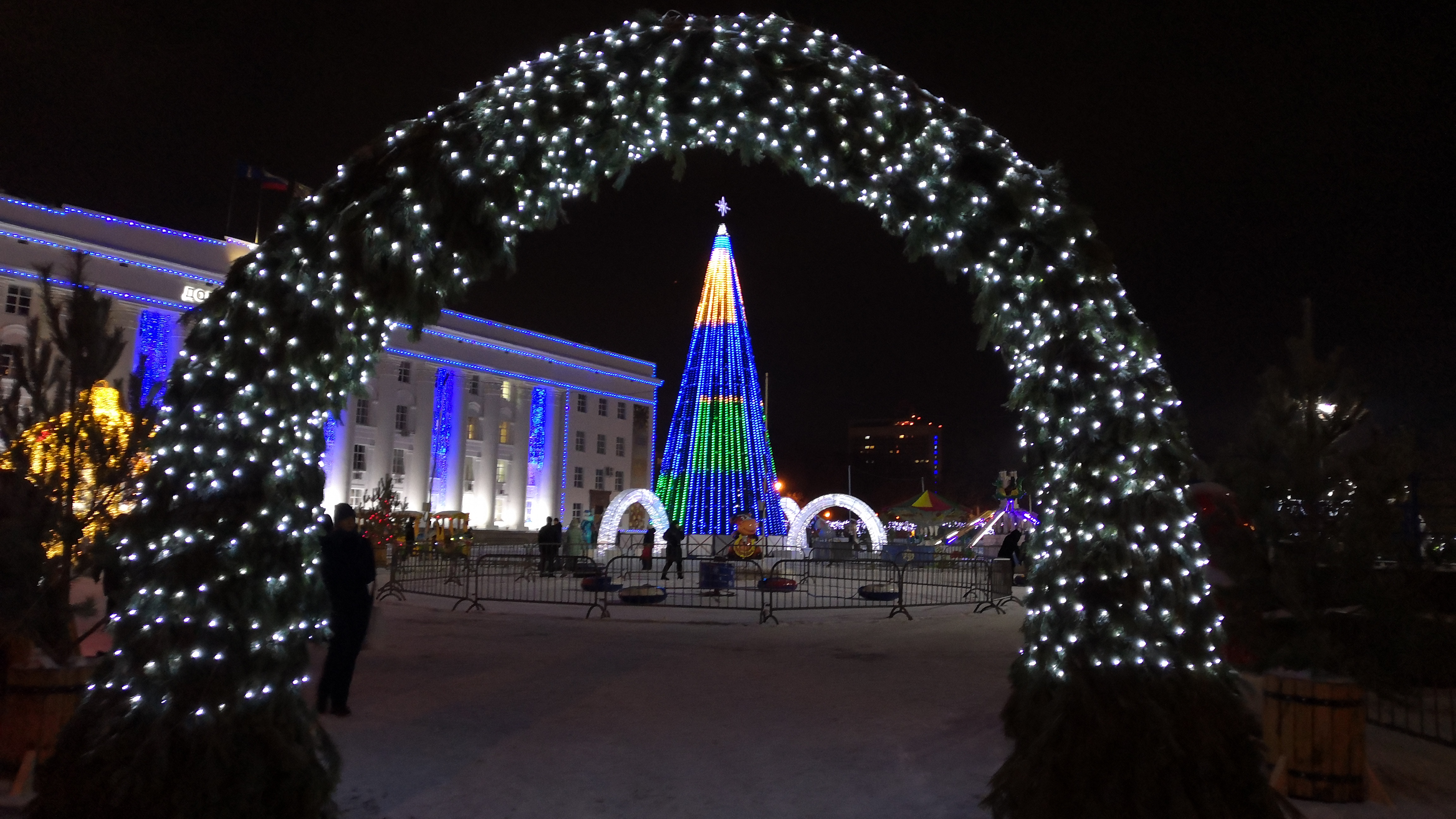 Ульяновск площадь фото. Ульяновск Соборная площадь 2022. Соборная площадь Ульяновск новый год. Главная елка Ульяновска 2021. Ульяновск Соборная площадь едка.