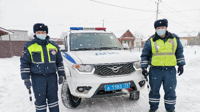Едва не замерзли: в Ульяновской области сотрудники ГИБДД спасли пассажиров сломанного автобуса
