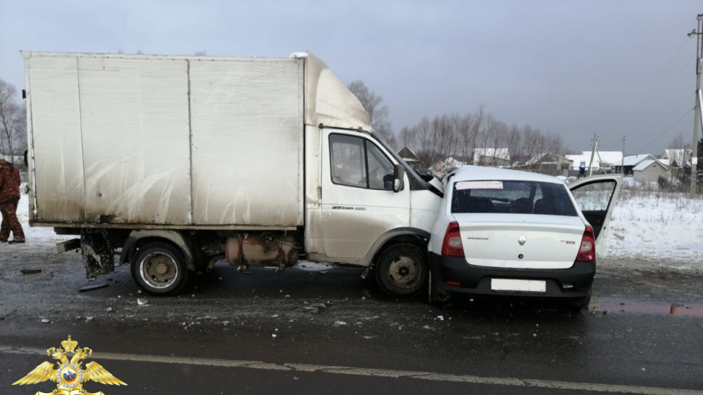 Грузовик против иномарки: в Ульяновской области мужчина пострадал, не уступив дорогу