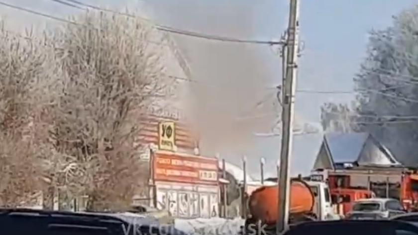 В Ульяновске горит очередной офис, на месте работают пожарные