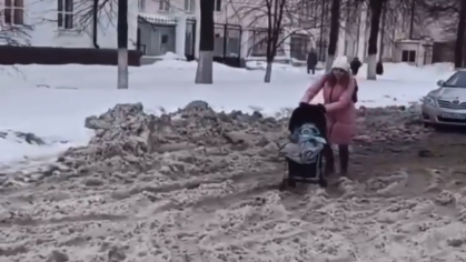 В Ульяновске родительница едва не потеряла ребенка, пока пробиралась по сугробам в центре города
