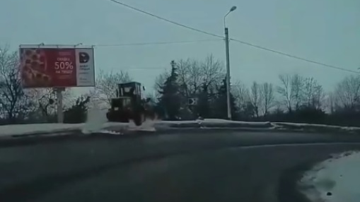 В центре Ульяновска трактор улетел в кювет