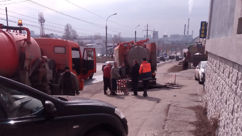 На улице Урицкого в Ульяновске начали заделывать «портал»