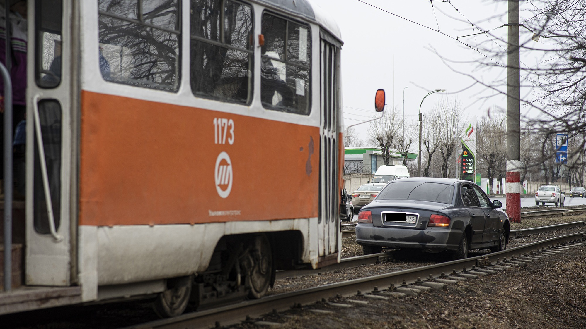 В Ульяновске после тройного ДТП пьяный водитель пытался уехать по трамвайным путям