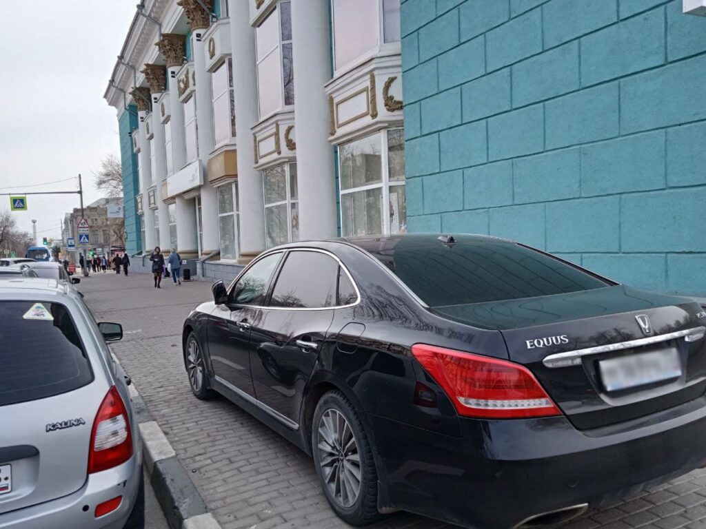 Водителю, который припарковался на тротуаре возле МФЦ в Ульяновске, придется заплатить штраф