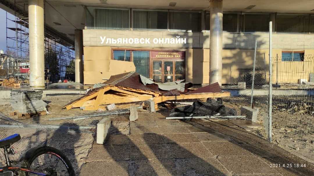 В Ульяновске  у Ленинского мемориала рухнула крыша: пострадала девушка