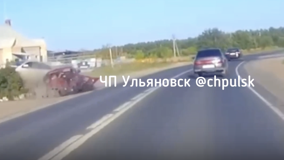 Появилось видео ДТП в Новоульяновске, где молодой лихач без прав врезался в 