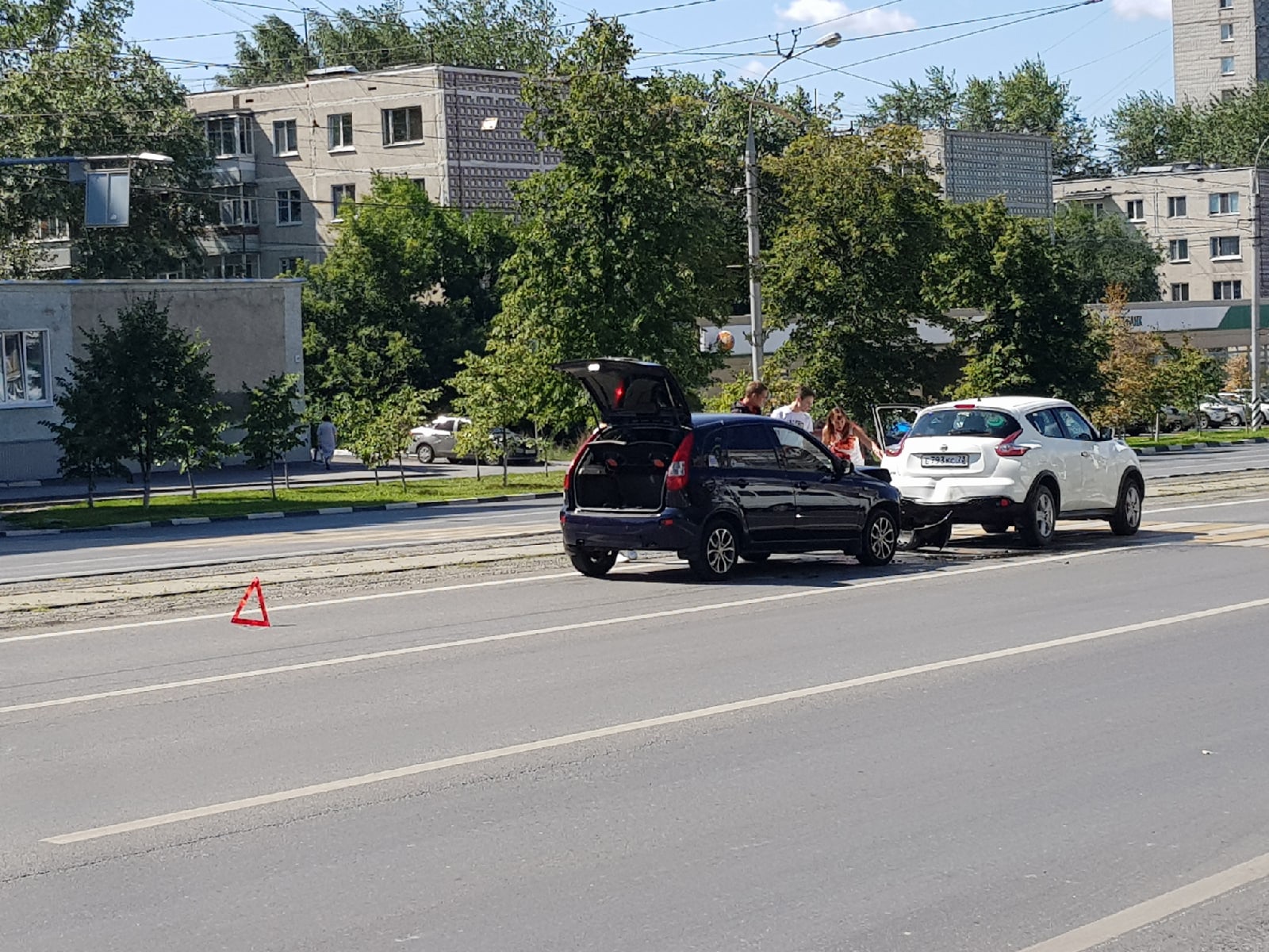 Столкнулись два одинаковых пластилиновых. ДТП В Ульяновске Ниссан Жук. Сартов столкнулись 2 машины Моковская.