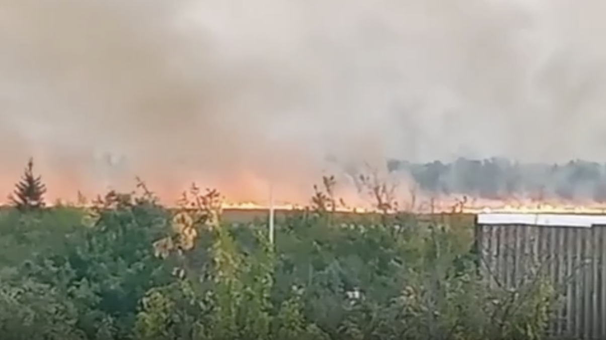 Прогноз погоды в п зарево. Красное зарево в Орле сейчас. Вчерашнее зарево в городе Курске. День Ульяновского поля 2022.