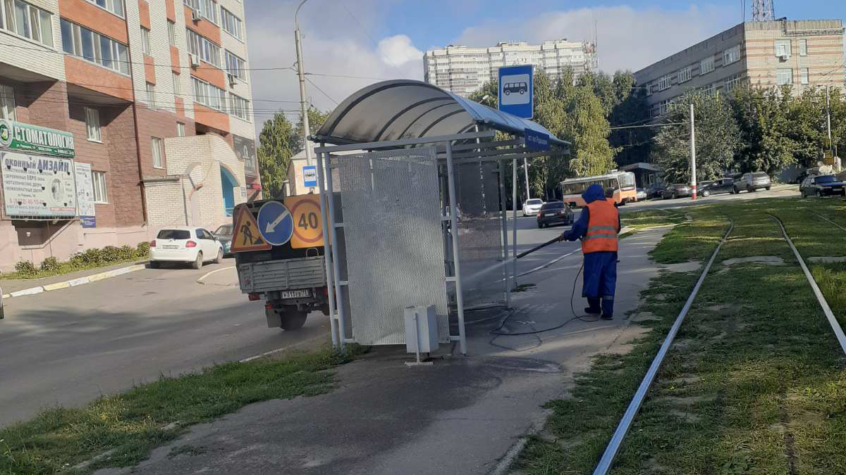 Ульяновск горячая. Ревда ОЦМ остановка. Остановка ОЦМ. Спасатели обрабатывают остановки автобуса Екатеринбург. В Ульяновске проводился освальь.